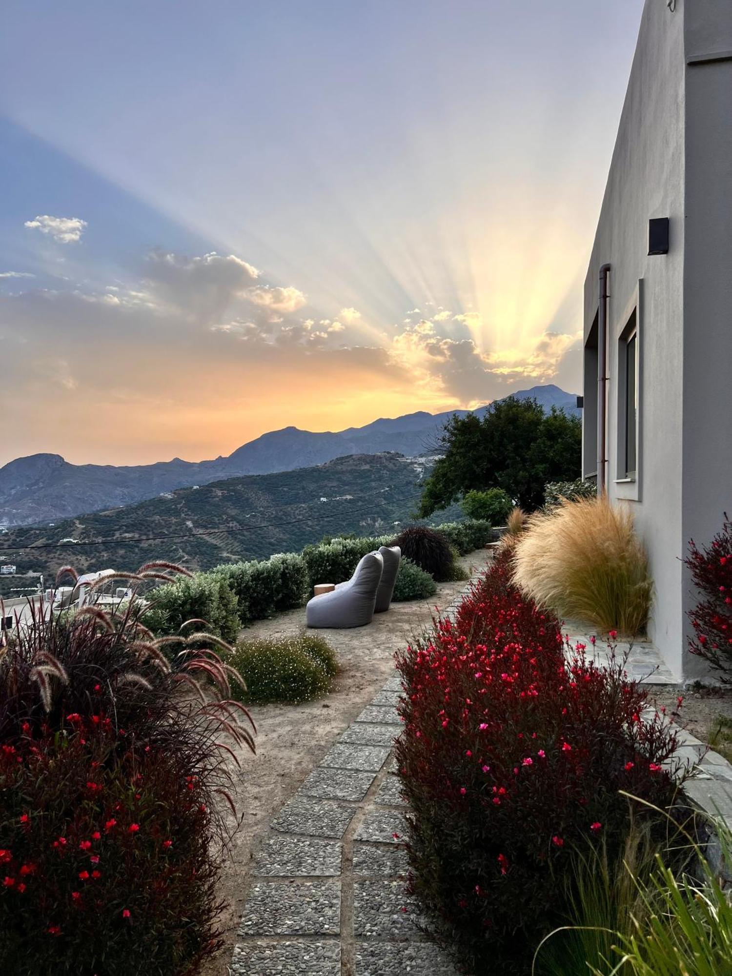Villa Stella Suites Плакиас Екстериор снимка